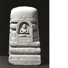 Stupa mit Buddhas in Nischen auf allen Seiten